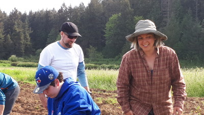 Farmship VIU Many hands transplanting 3